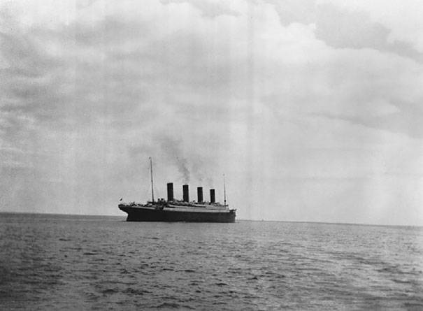 11.) The last known photo of the Titanic.