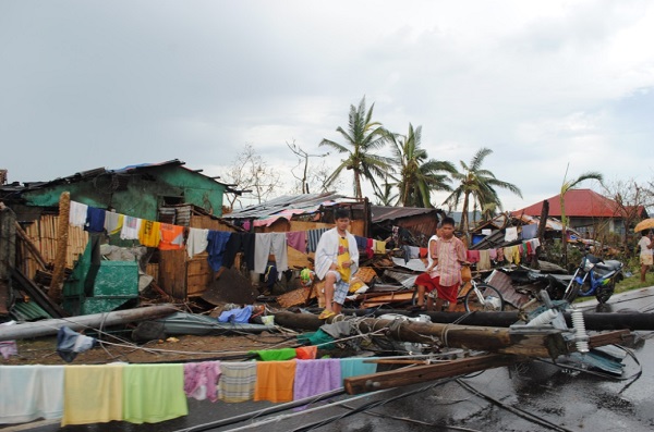 With 10,000 now believed dead, yet another typhoon bears down on devastated Philippines Photo With 10,000 now believed dead, yet another typhoon bears down on devastated Philippines Philippines Typhoon Devastation 3