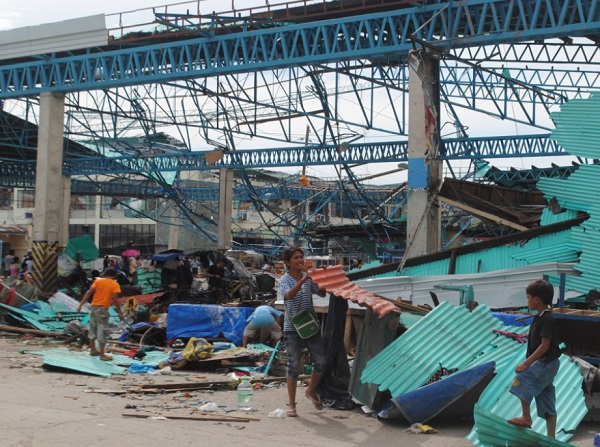 With 10,000 now believed dead, yet another typhoon bears down on devastated Philippines Photo With 10,000 now believed dead, yet another typhoon bears down on devastated Philippines Philippines Typhoon Devastation 6
